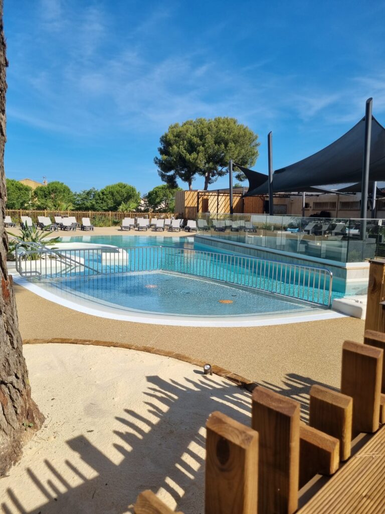 Étanchéité et finitions premium autour du bassin