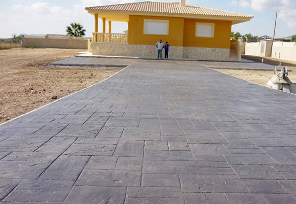 Réalisation d’une allée en béton imprimé effet dalles