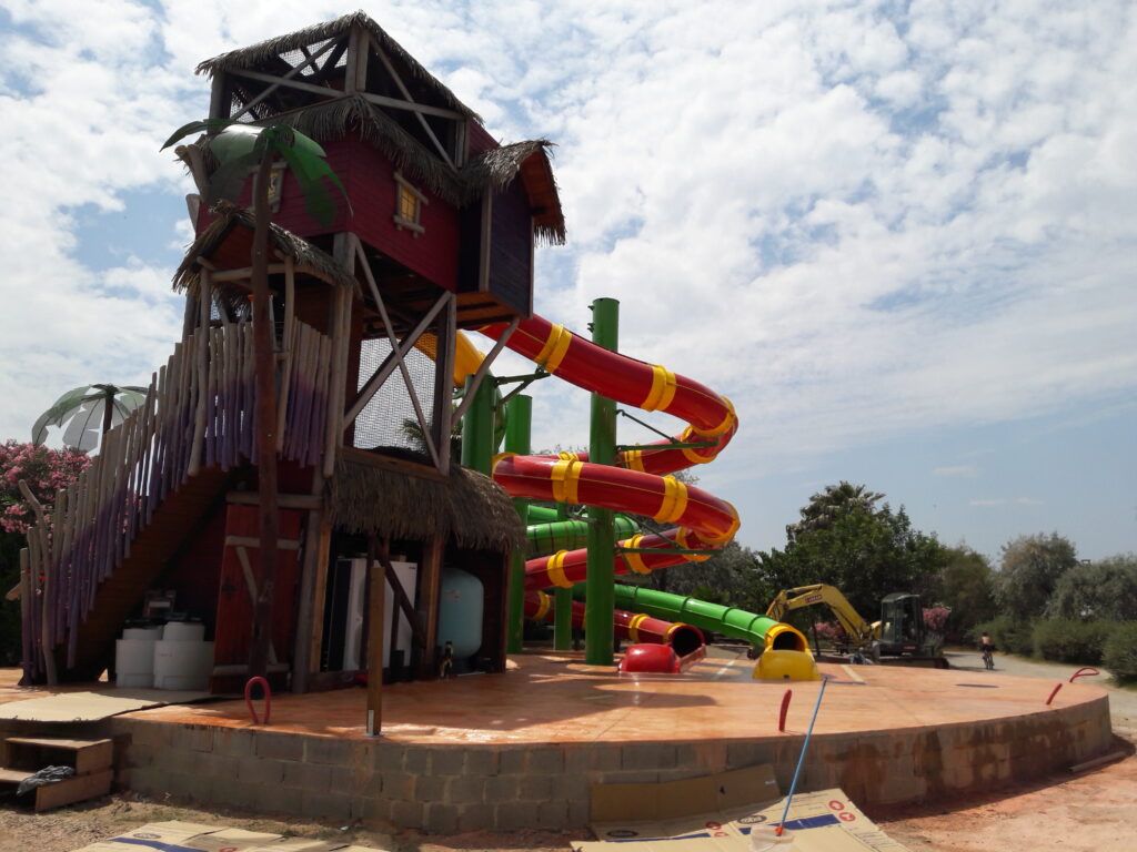 Aménagement d’une zone de jeux aquatiques avec structures et toboggans