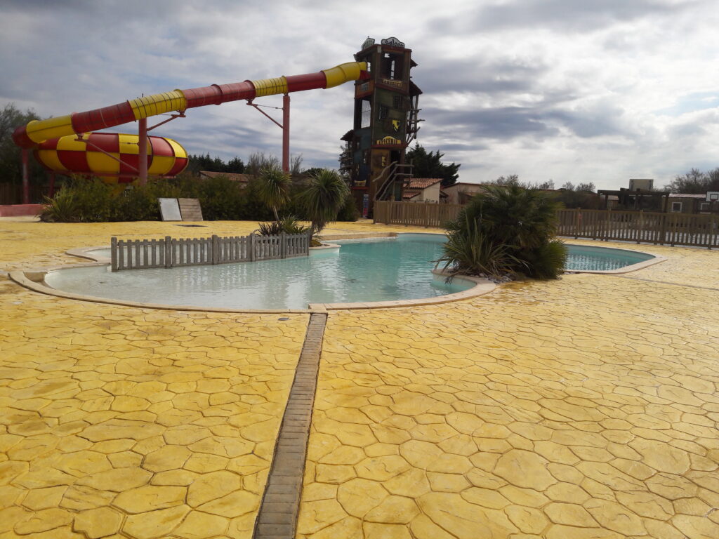 Aménagement d’une plage de piscine en béton imprimé effet pierre