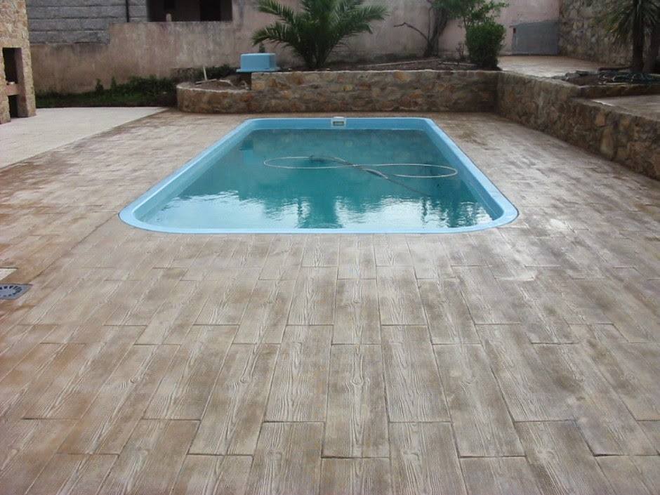 Rénovation d’une plage de piscine avec revêtement effet bois