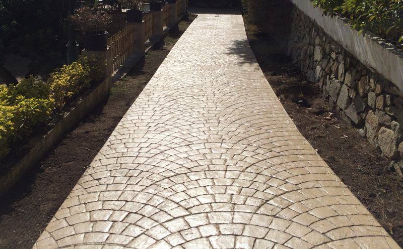 Réalisation d’une allée en béton imprimé effet pavage éventail