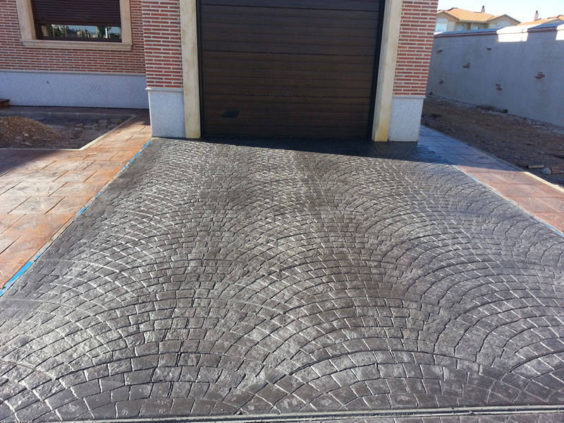 Aménagement d’une entrée de garage en béton imprimé