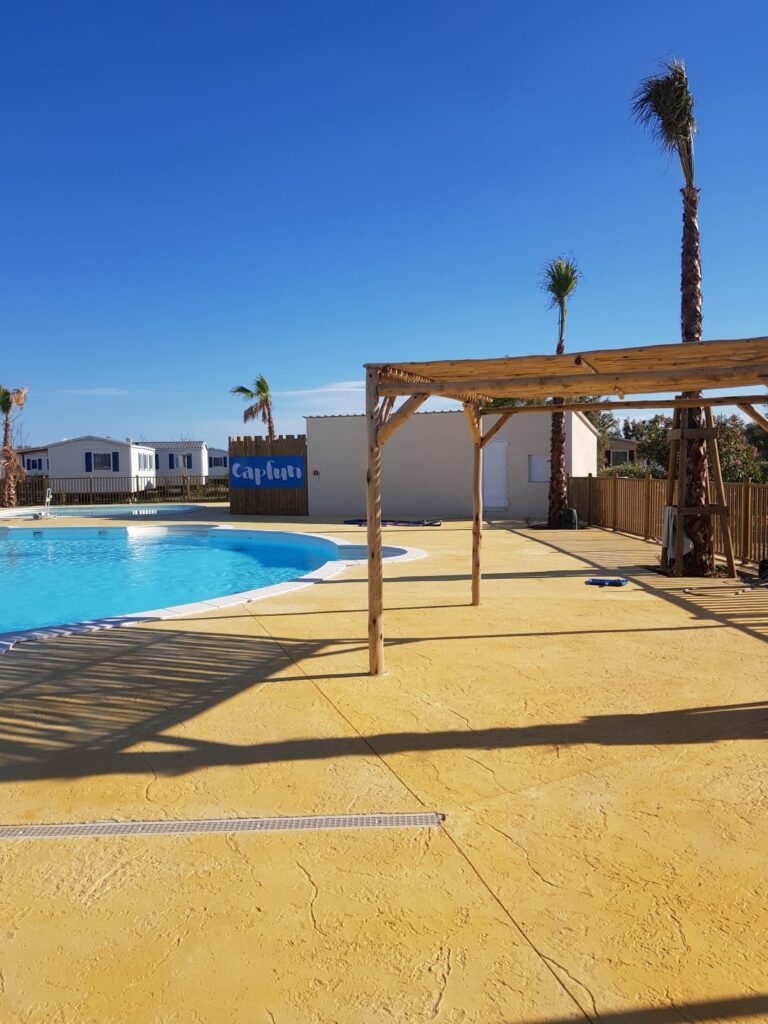 Aménagement d’une plage de piscine en béton décoratif