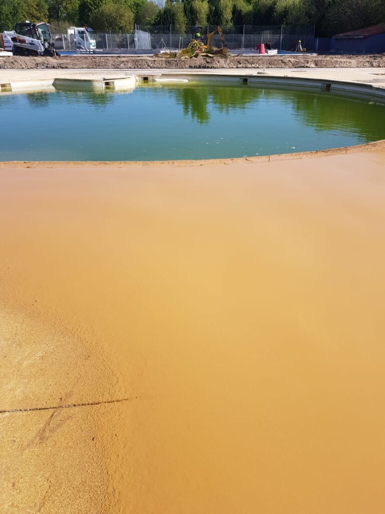 Rénovation d’une plage de piscine en béton décoratif