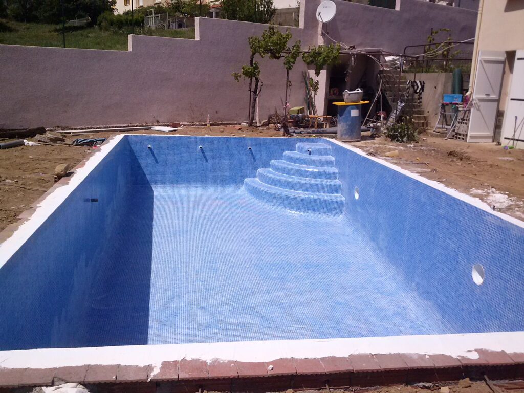 Réalisation d’un bassin de piscine avec finition en mosaïque