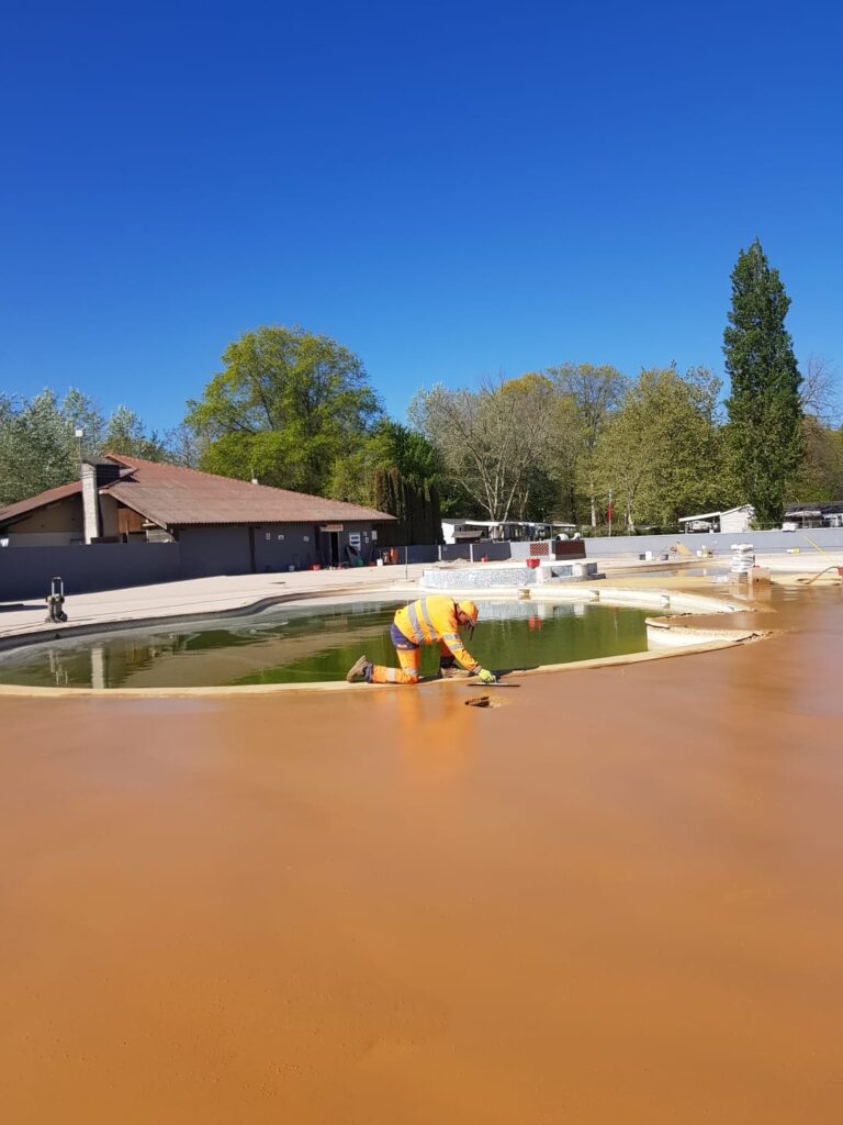 Rénovation d’une plage de piscine en béton décoratif