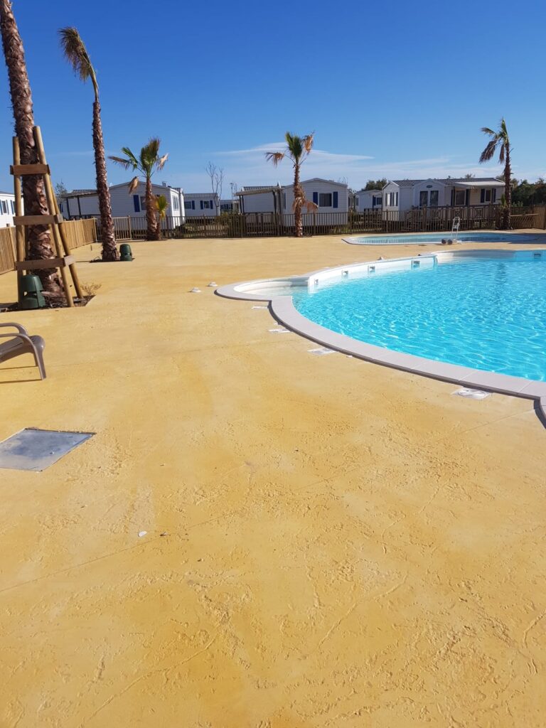 Aménagement de plage de piscine en béton décoratif