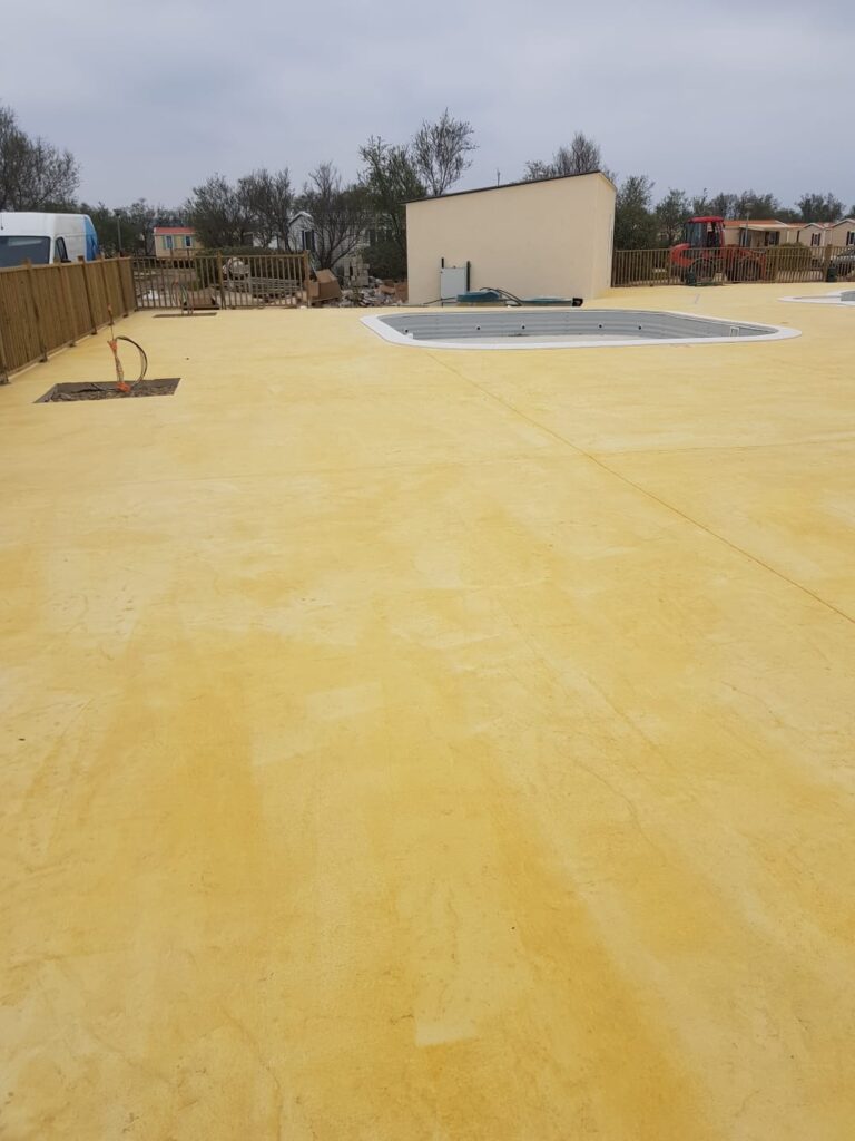Création d’une plage de piscine en béton teinté