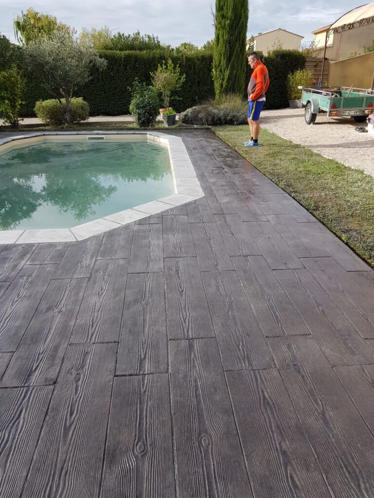 Aménagement de plage de piscine effet bois