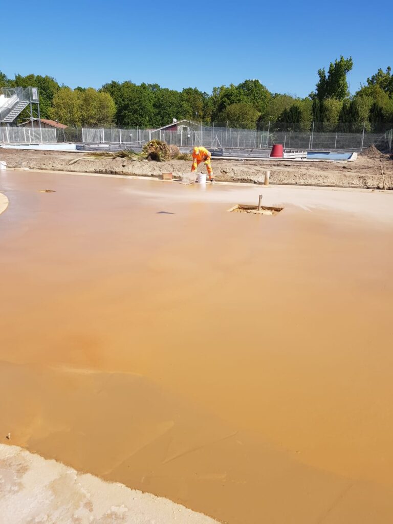 Réalisation d’une surface en béton décoratif pour espace de loisirs