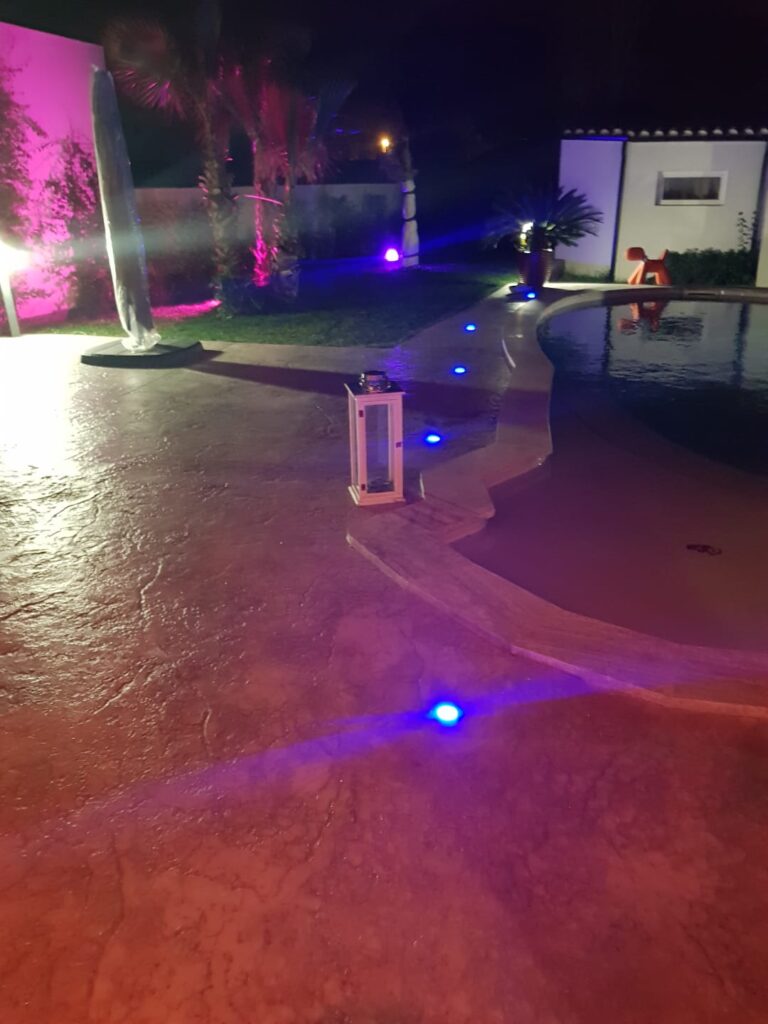 Aménagement d’une plage de piscine avec éclairage intégré