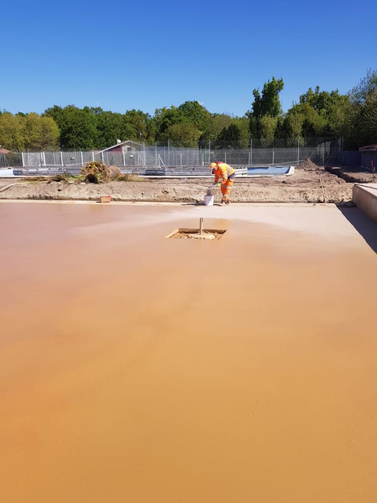 Réalisation d’un sol extérieur en béton décoratif teinté