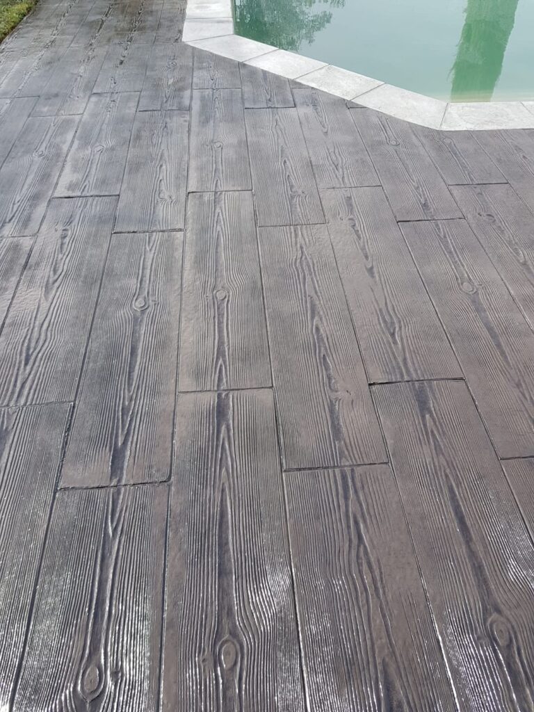 Plage de piscine en béton imprimé effet bois gris