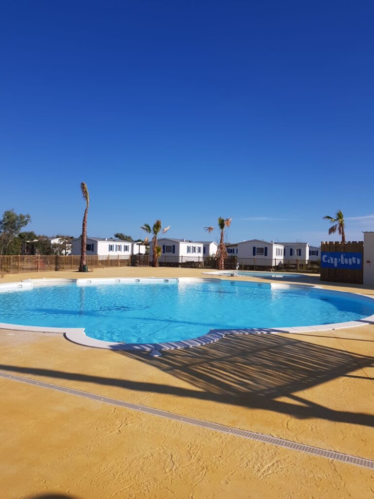 Plage de piscine en béton décoratif ton sable