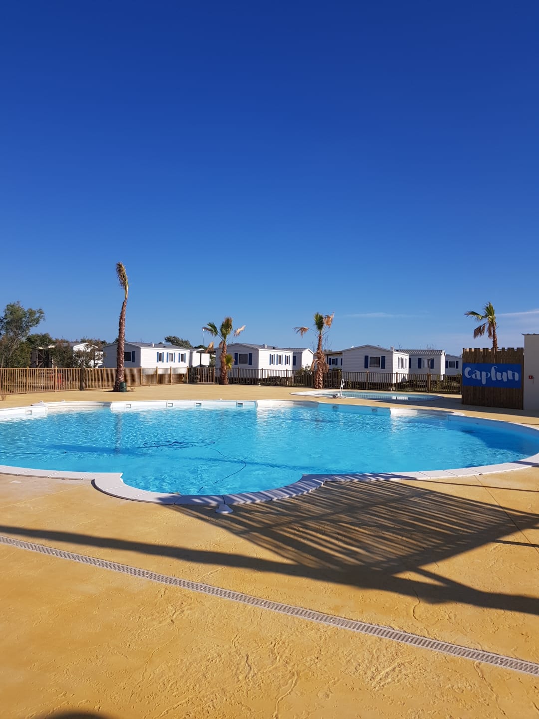 Piscine et aménagement extérieur en cours de rénovation