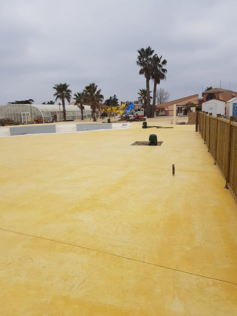 Grande plage de piscine en béton décoratif ton sable