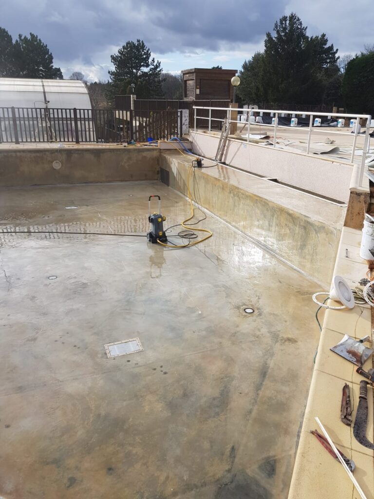 Préparation et nettoyage de bassin avant rénovation