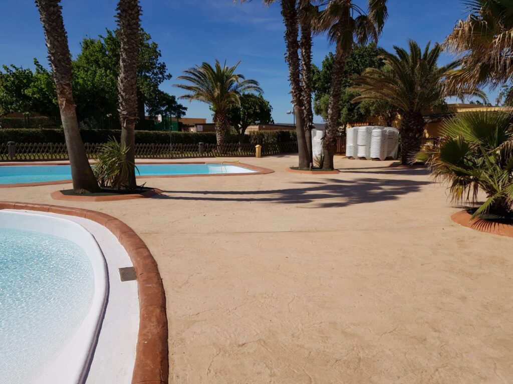 Aménagement de plage de piscine en béton décoratif