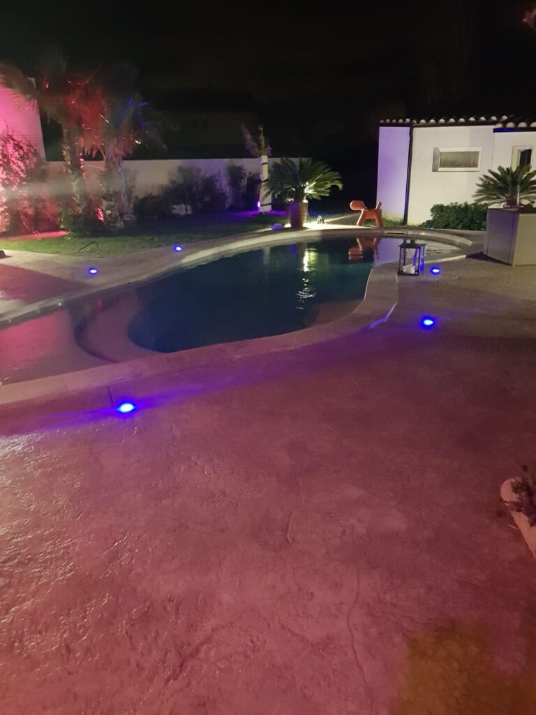 Plage de piscine décorative avec éclairage LED intégré