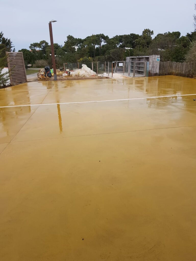 Plage de piscine en béton décoratif finition antidérapante