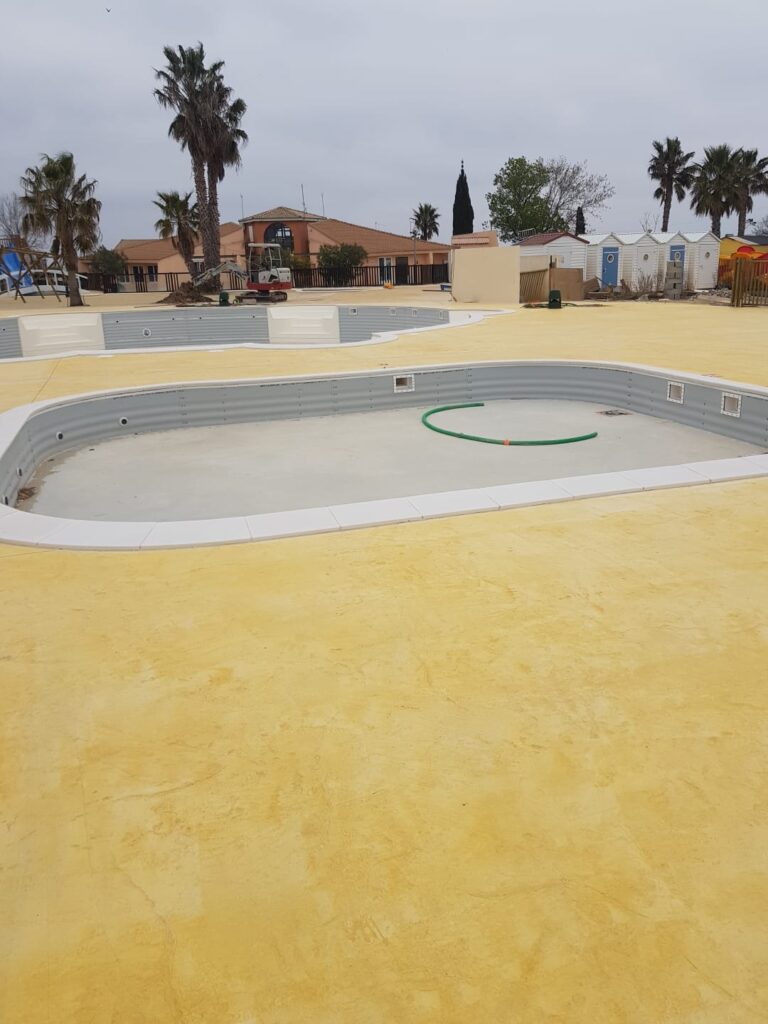 Aménagement de plage de piscine en cours de réalisation