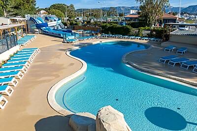 Terrasse et aménagement extérieur haut de gamme autour d'un espace aquatique