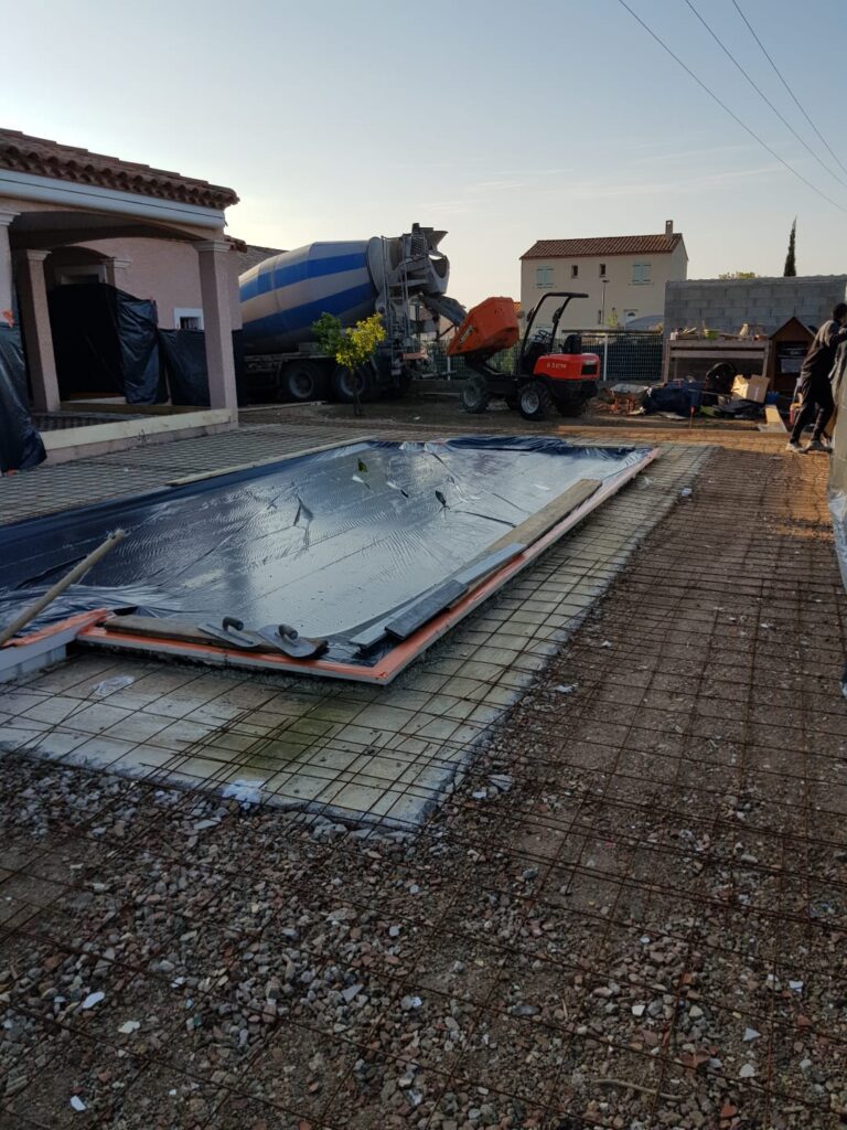 Coulage de dalle pour plage de piscine en construction