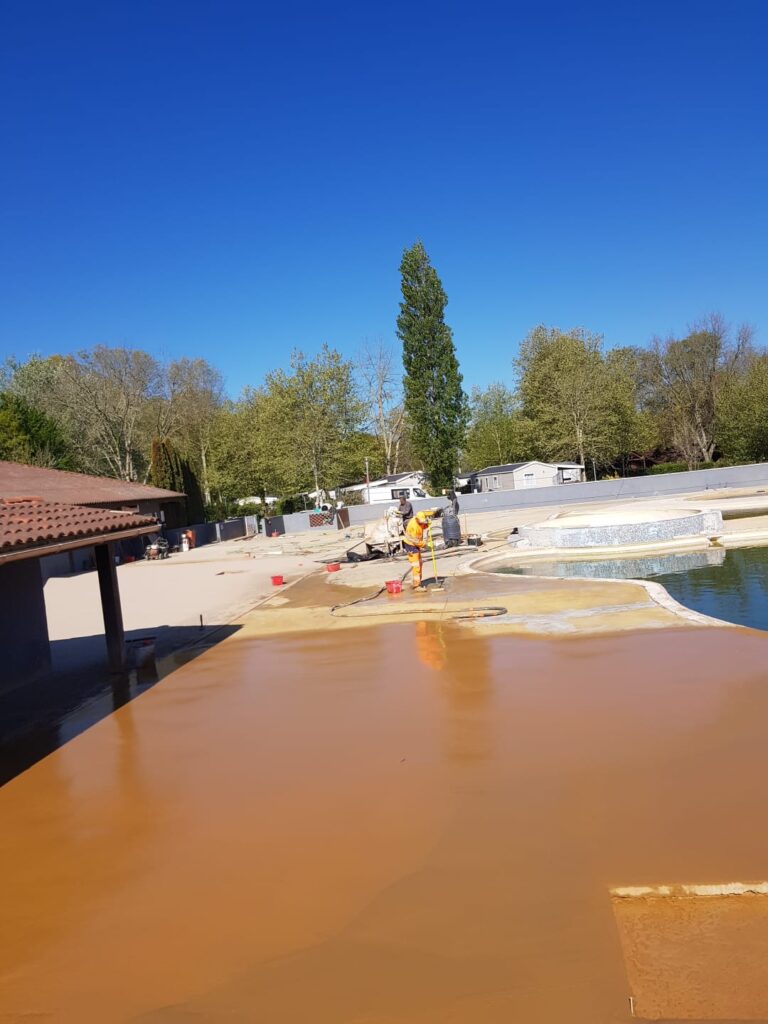Application de béton décoratif sur plage de piscine