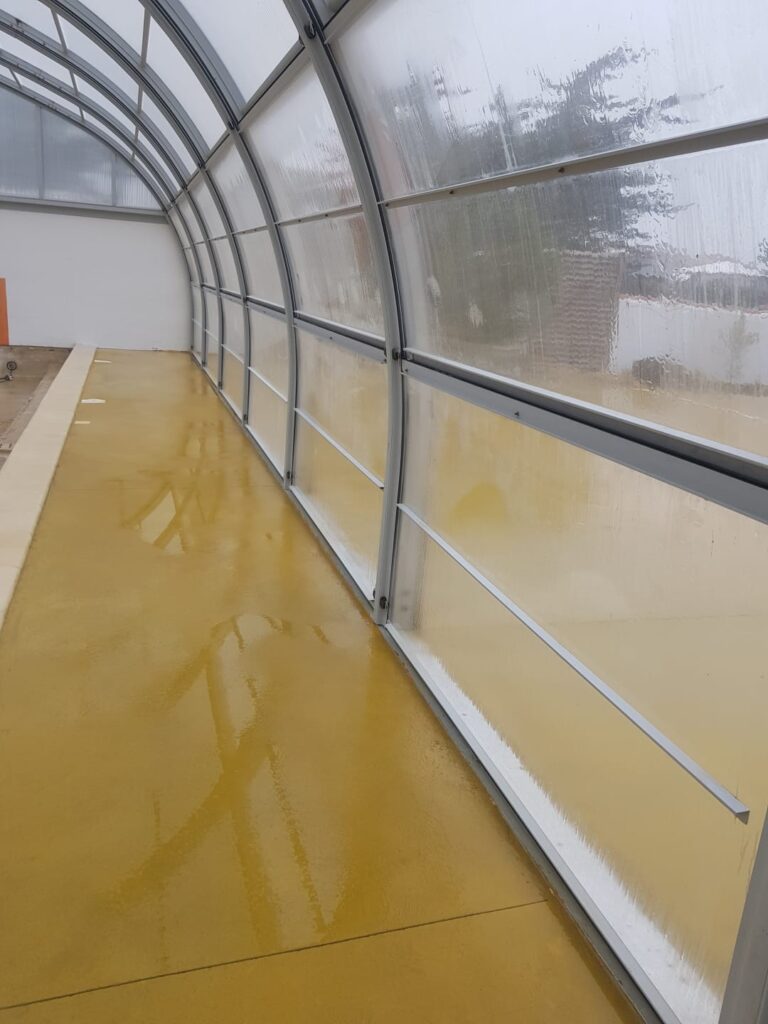 Béton décoratif pour plage de piscine couverte