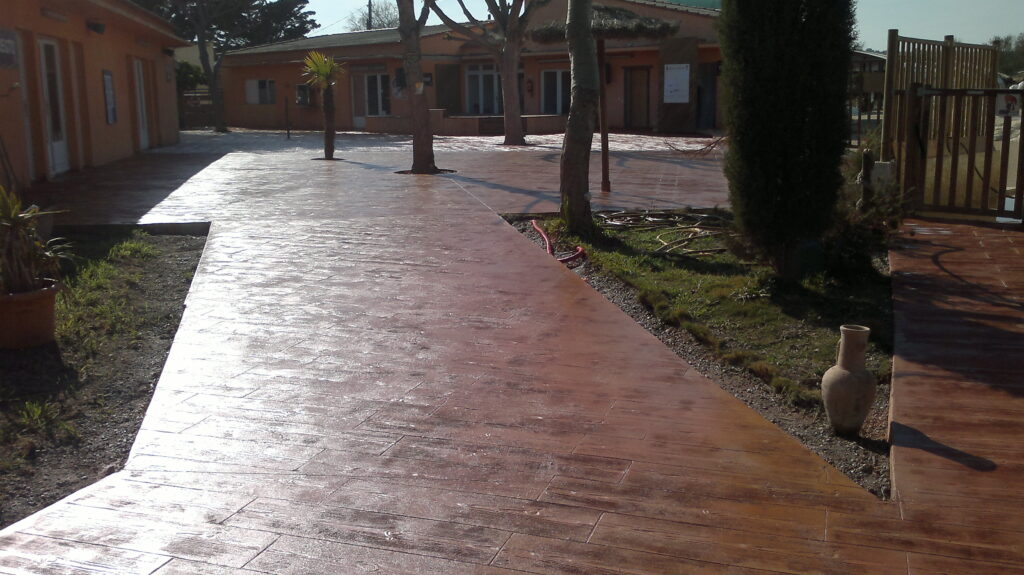 Aménagement d’allées en béton imprimé aspect bois